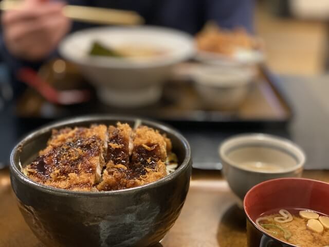 チーズデミグラスカツ丼